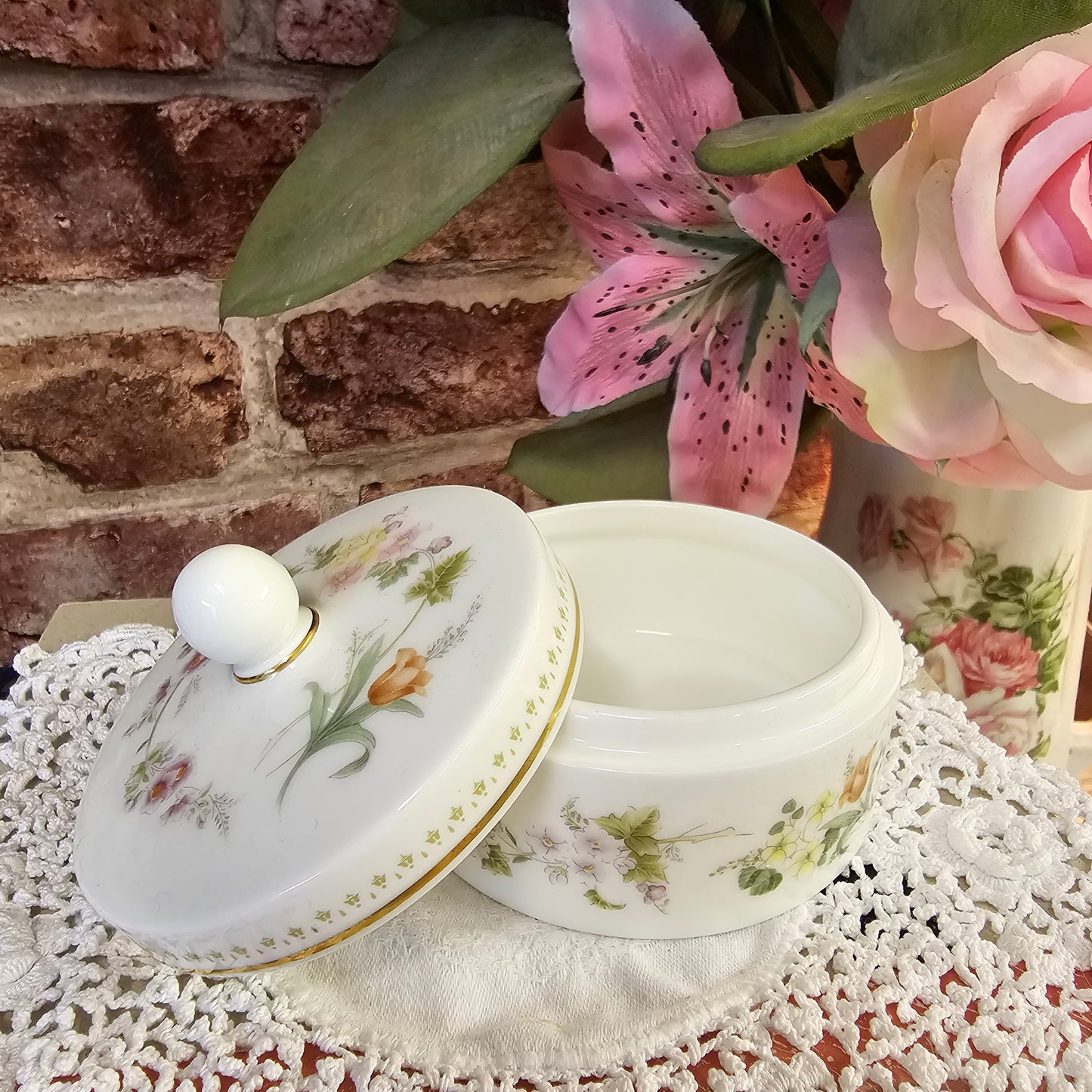 Vintage Wedgwood Lidded Trinket Box – Mirabelle Pattern (1980s)